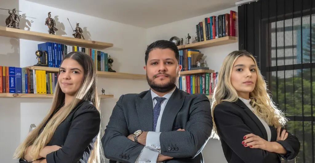 Equipo de abogados de Derecho de las Empresas en oficina de Medellín